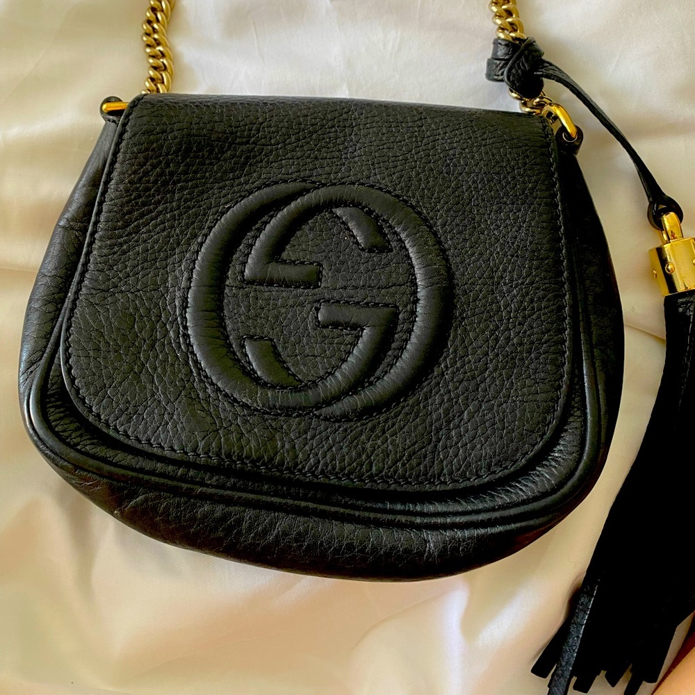 GUCCI PEBBLED SMALL SOHO FLAP CROSSBODY BLACK